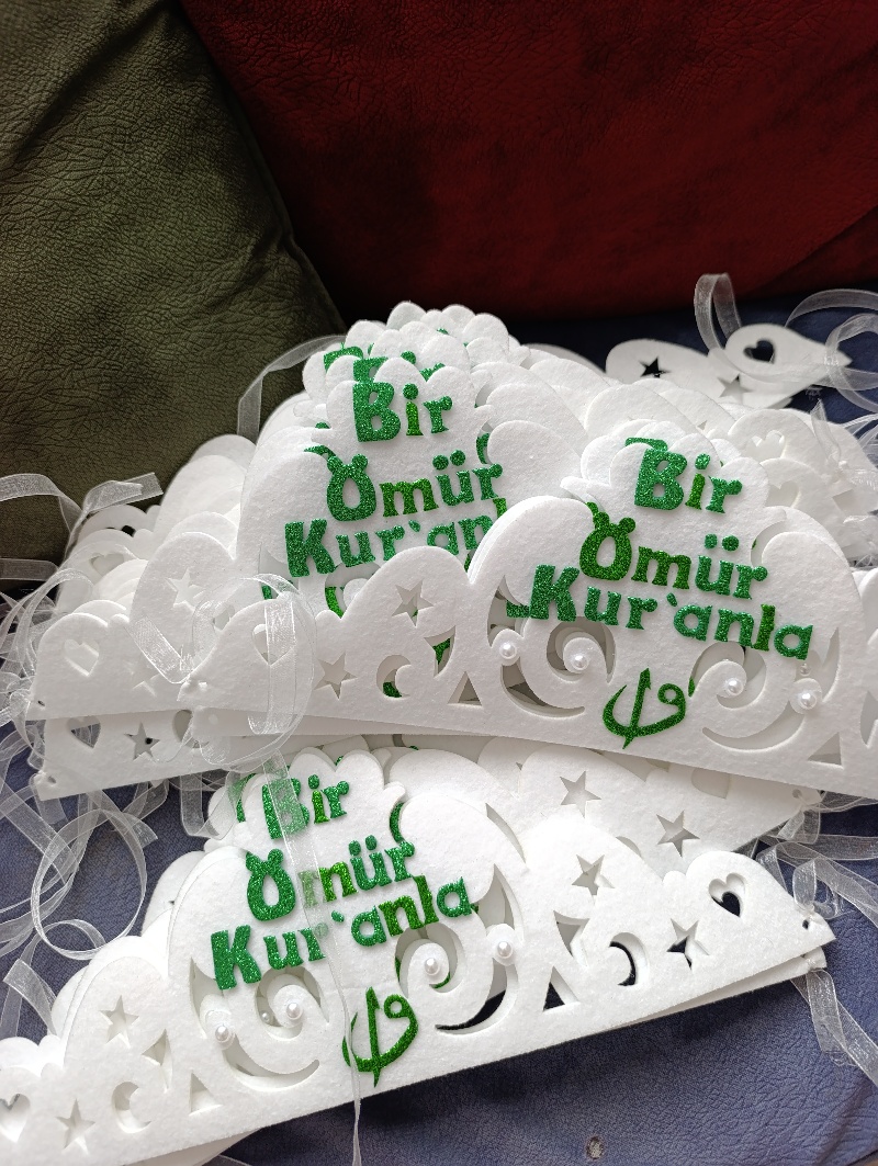 Kur'an tacı yeşil yazılı/ keçe taç