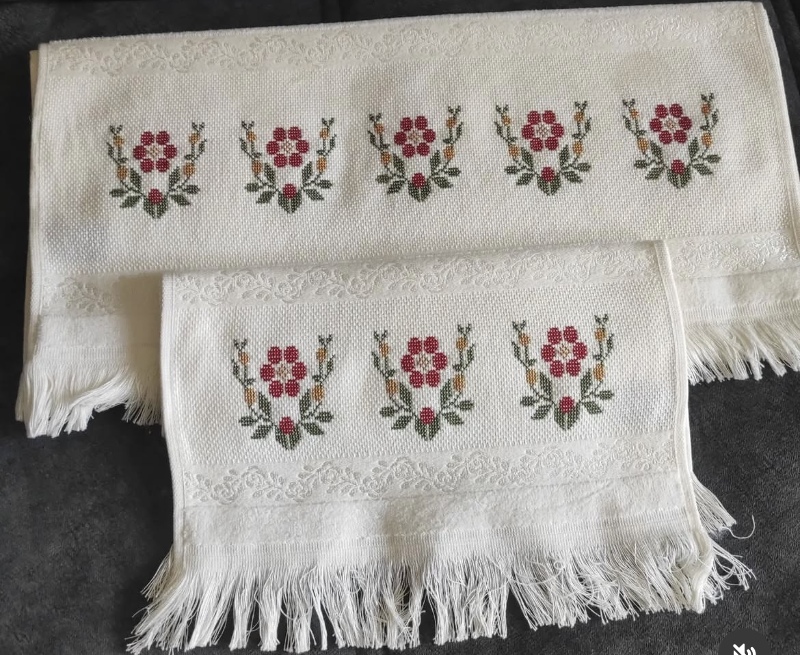 Beyaz Etamin Havlu Kırmızı Çiçekli 