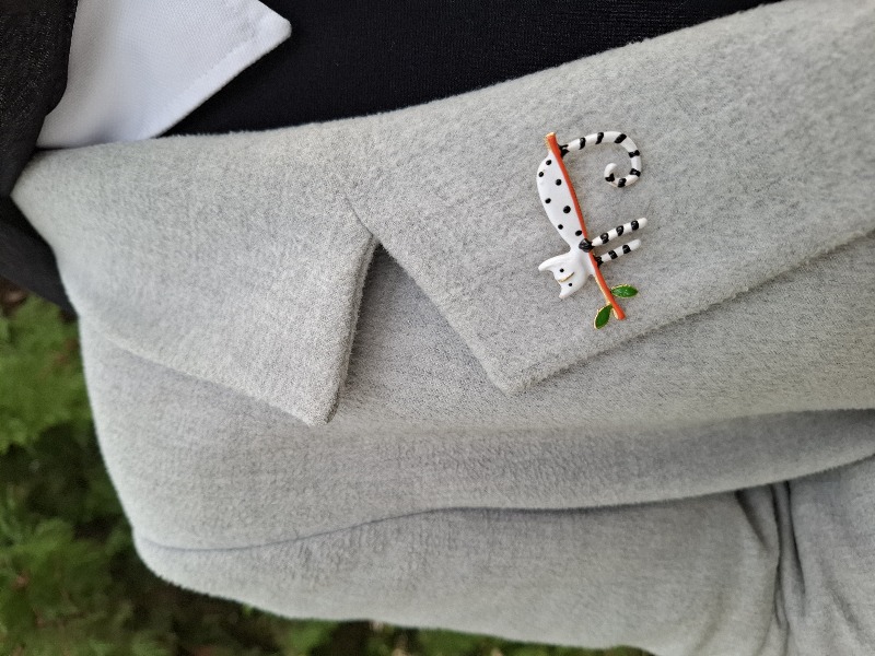 Dalda beyaz kedi broş