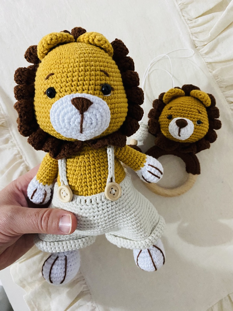 Amigurumi aslan oyuncak