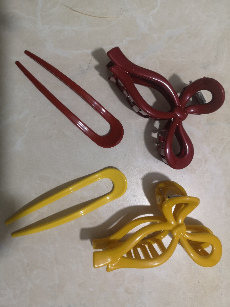 Kız çocuk ve anne tokası